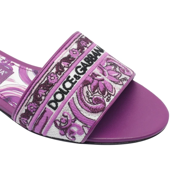 EMBROIDERED LOGO SLIDES